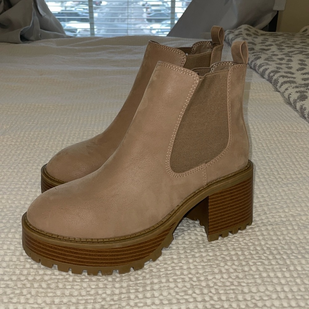 Women’s tan suede ankle boots with platform block heel - size 8 NWOT